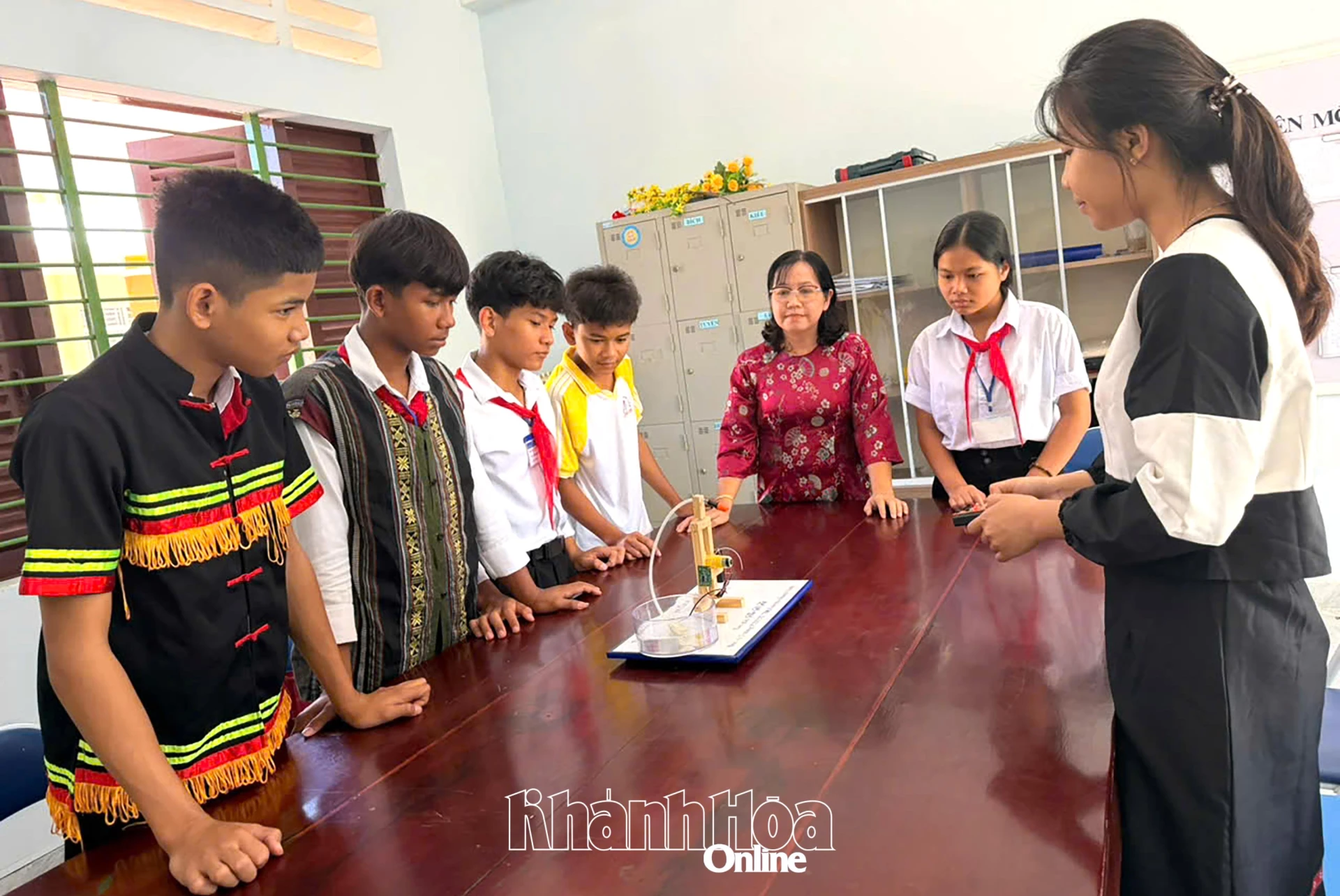 Em Niê HThi - học sinh Trường Phổ thông Dân tộc nội trú THCS huyện Khánh Vĩnh (xã Khánh Vĩnh) điều khiển mô hình “Robot cứu hỏa từ xa”.