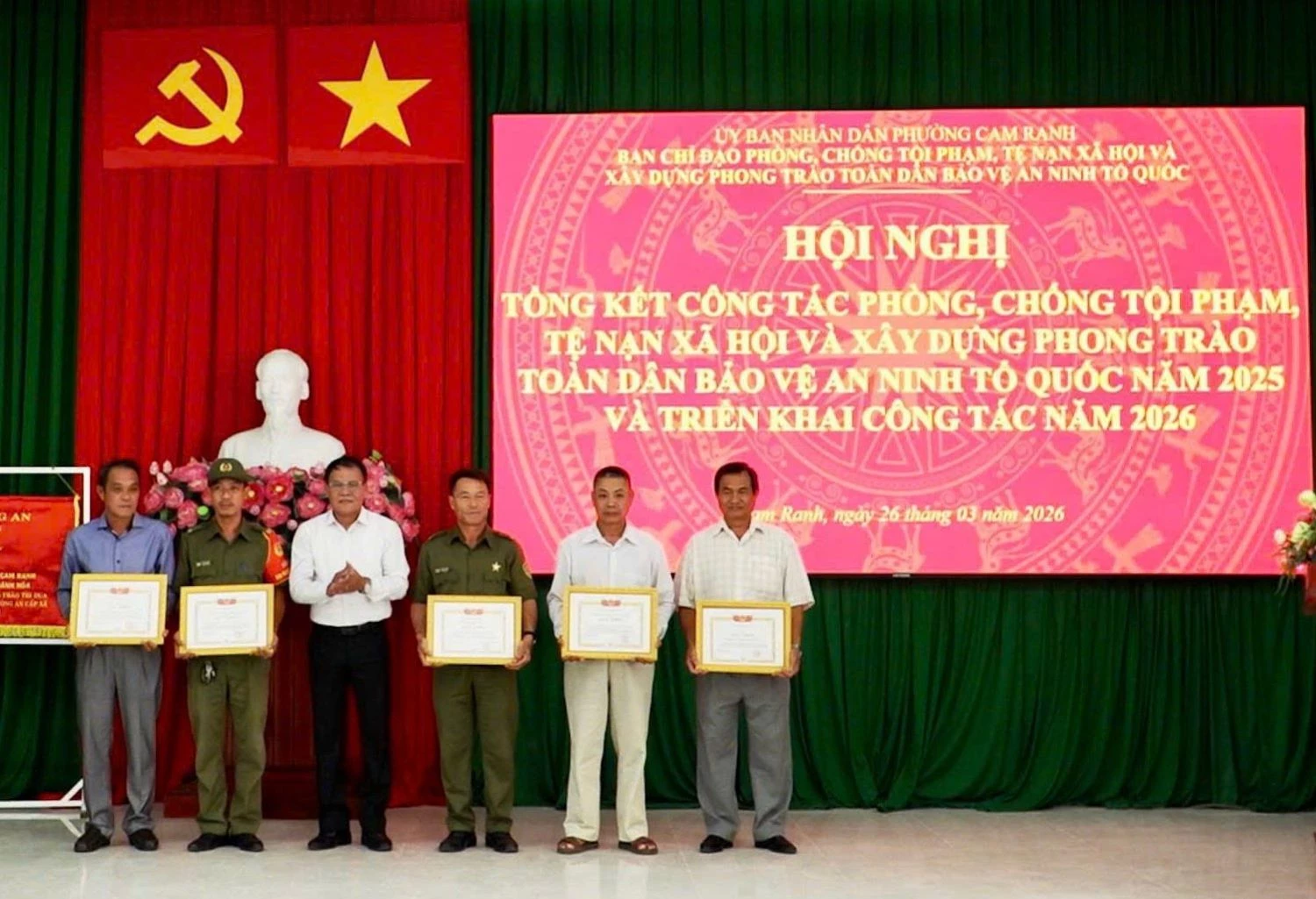 Lãnh đạo phường Cam Ranh khen thưởng các tập thể, cá nhân xuất sắc.