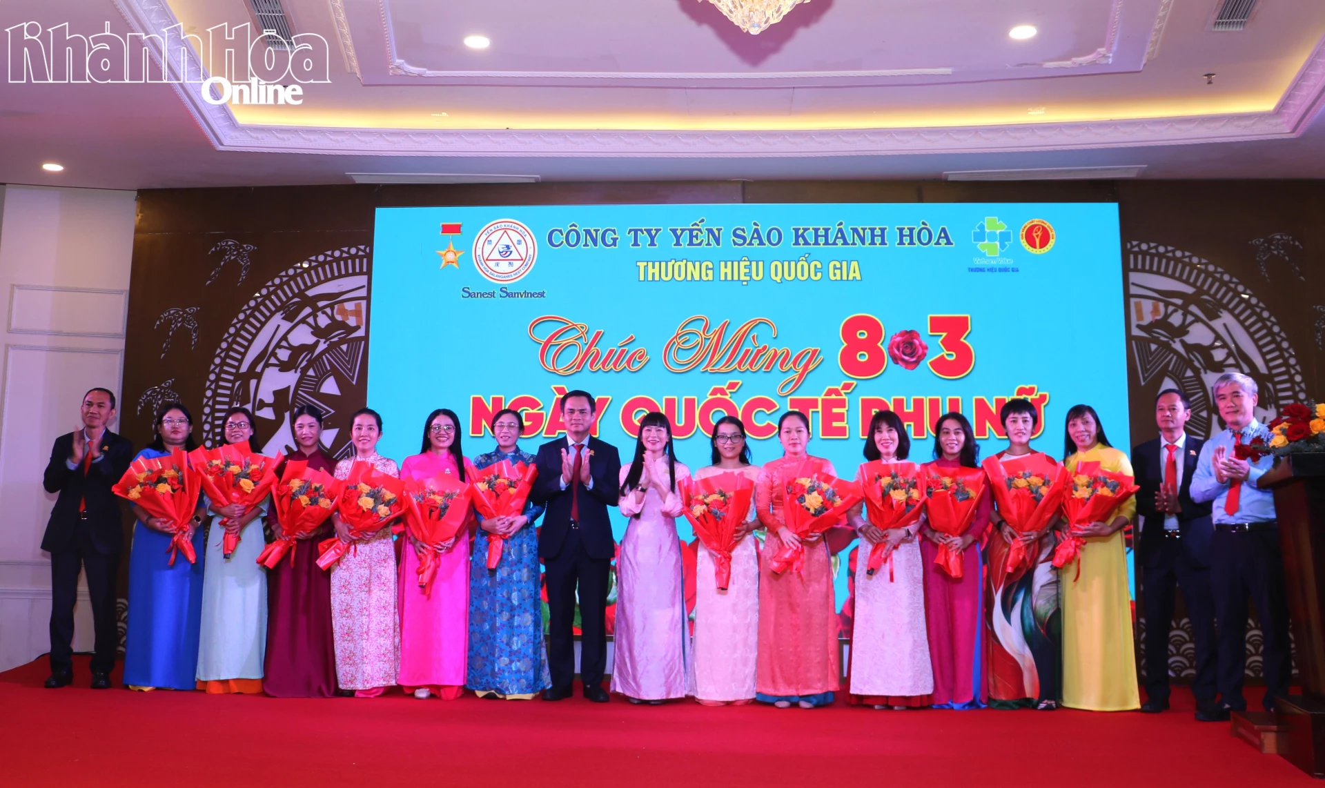 Lãnh đạo công ty tặng hoa cho nữ cán bộ, nhân viên