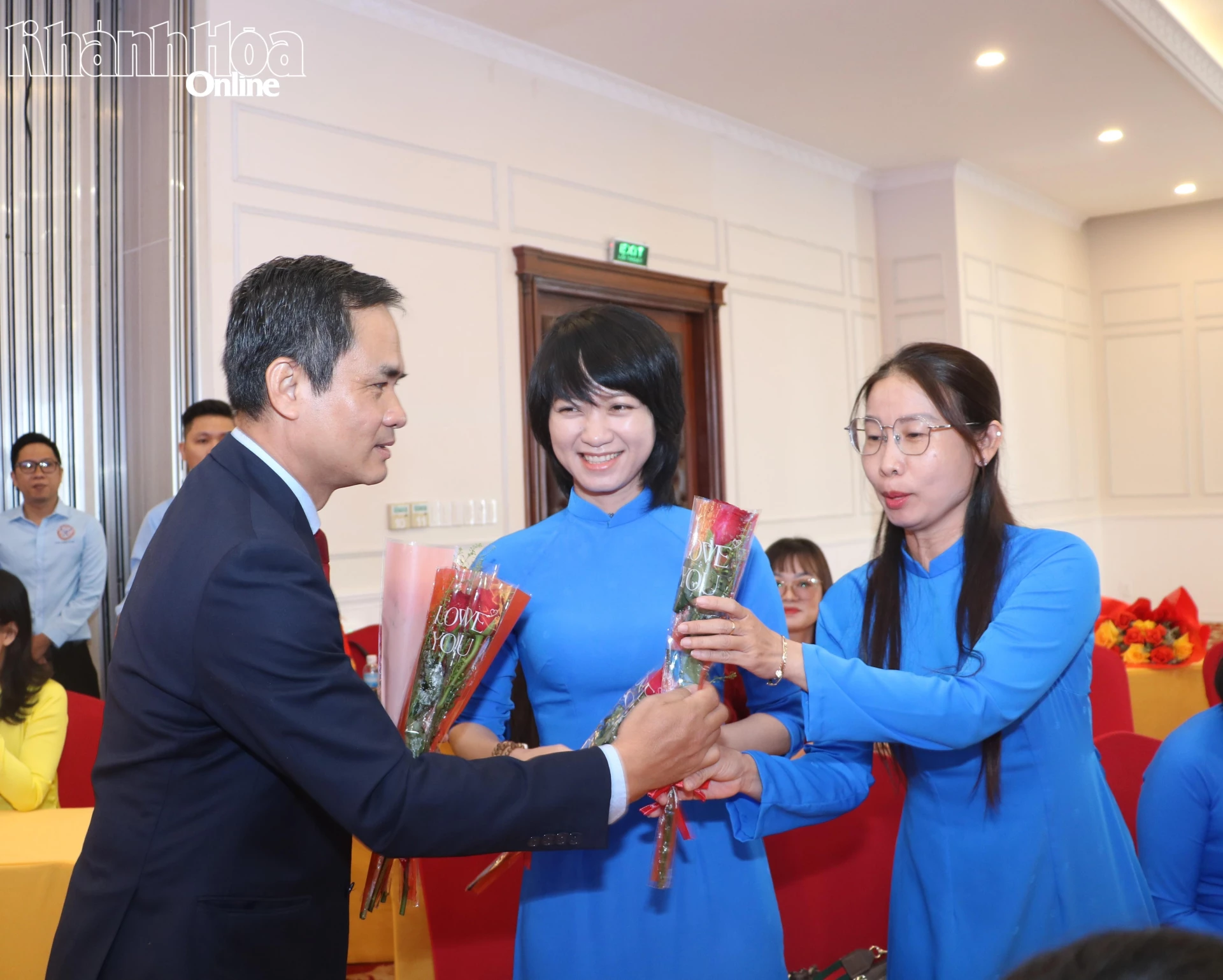 Lãnh đạo công ty tặng hoa chúc mừng nhân viên nữ 