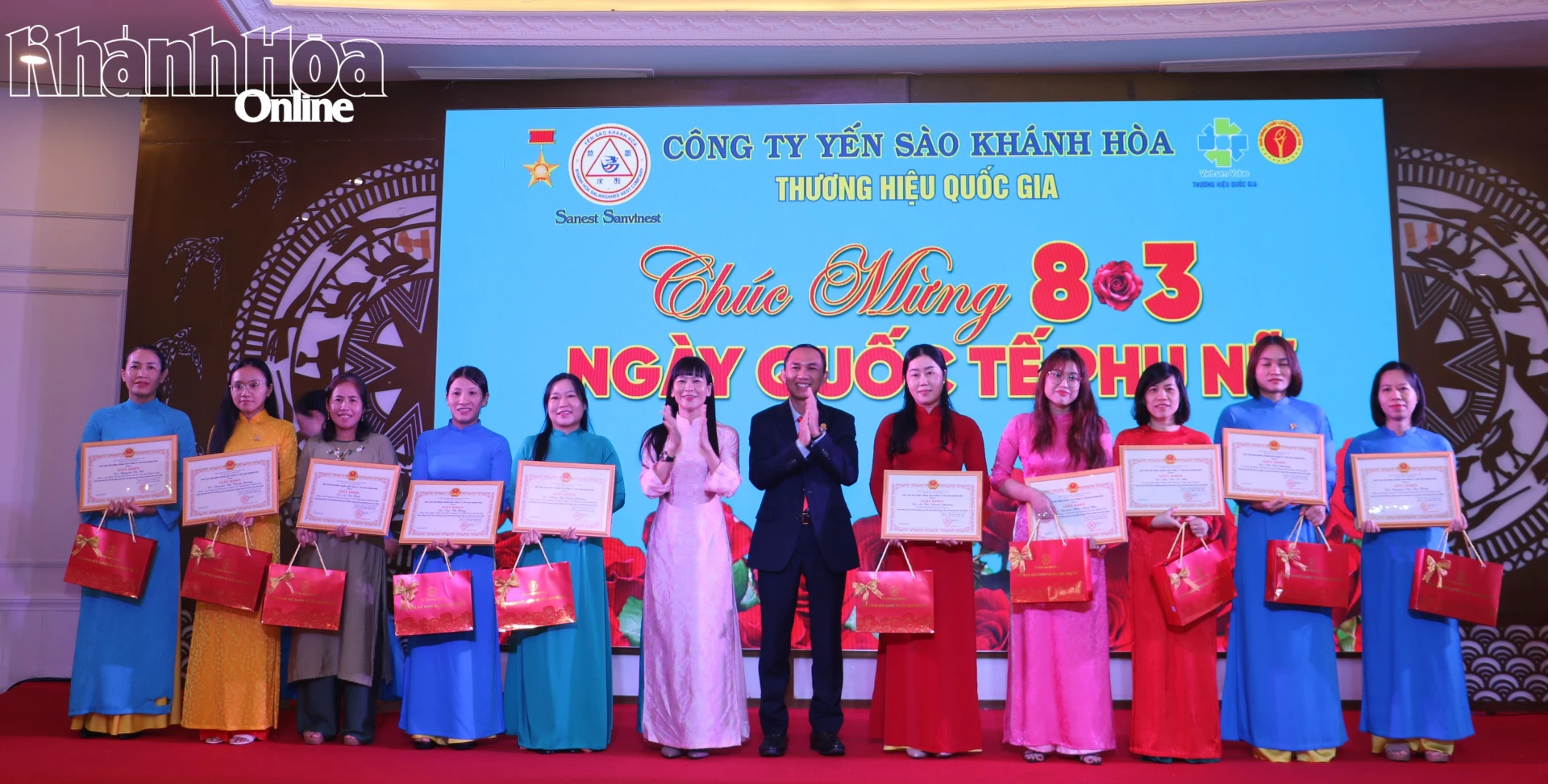 Lãnh đạo công ty trao khen thưởng cho các nữ cán bộ, công nhân viên xuất sắc tiêu biểu 