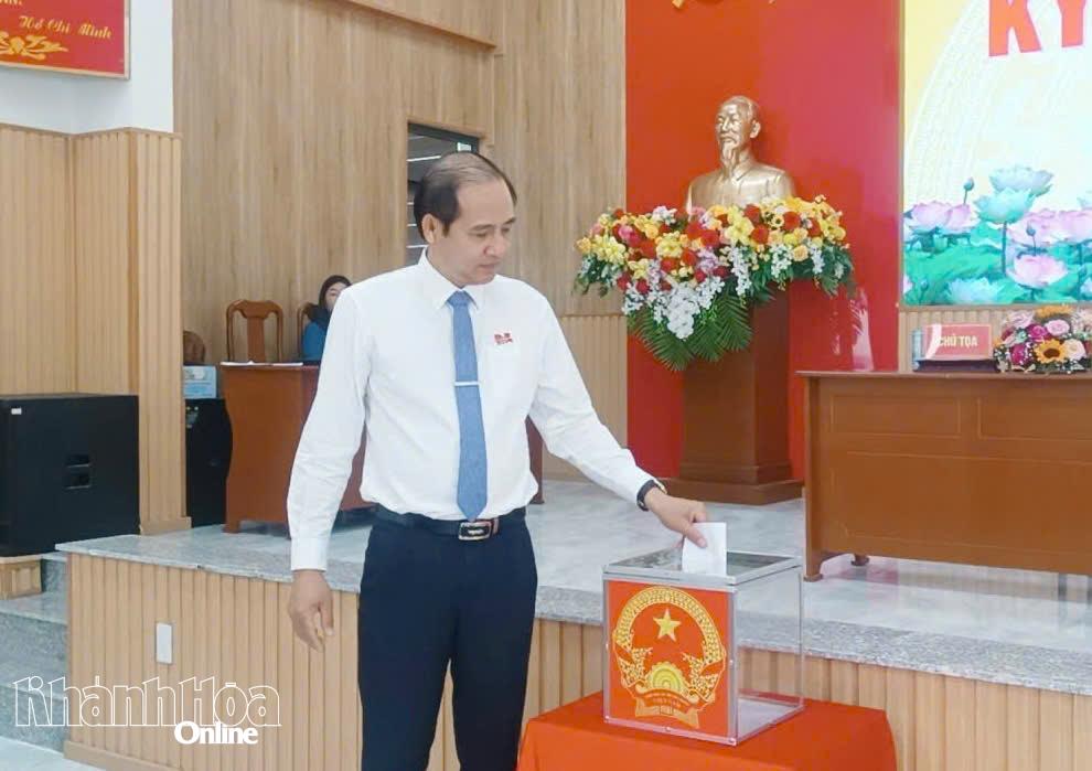 Lãnh đạo Đảng ủy xã Hòa Trí bỏ phiếu bầu các chức danh