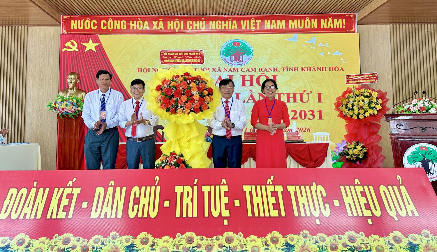 Lãnh đạo Hội Người cao tuổi tỉnh tặng hoa chúc mừng đại hội.