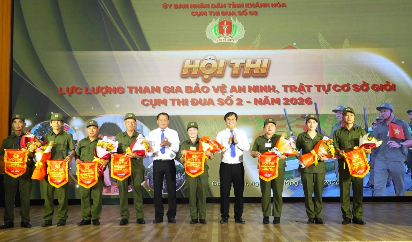 Lãnh đạo phường Cam Ranh trao cờ lưu niệm cho các đội tham gia hội thi.