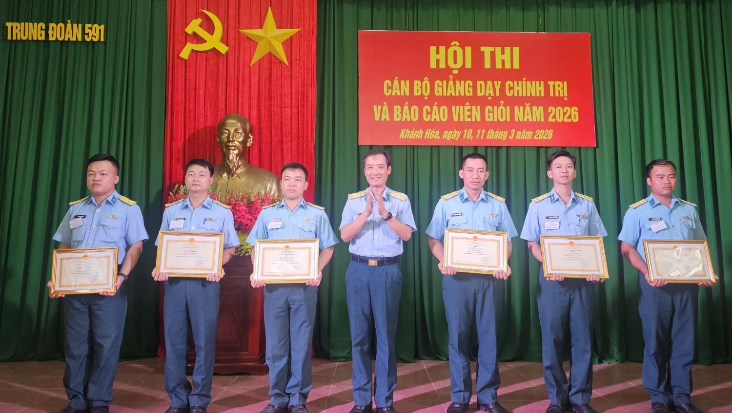 Lãnh đạo Trung đoàn 591 trao thưởng cho các thí sinh đạt thành tích cao.