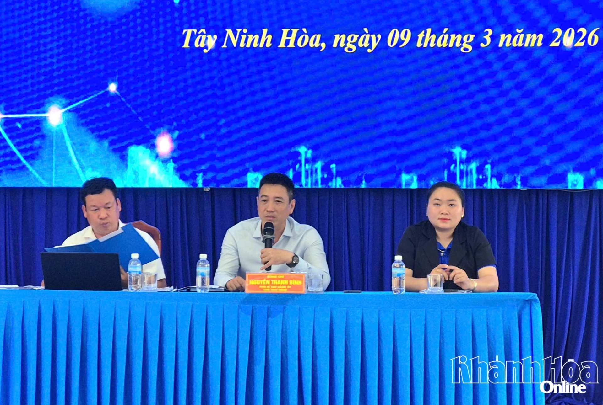 Lãnh đạo xã chủ trì hội nghị