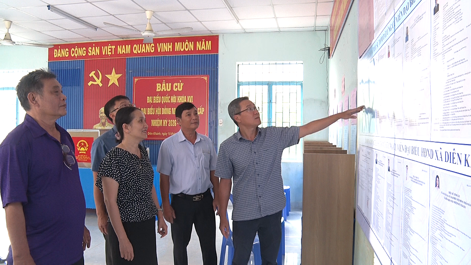 Lãnh đạo xã Diên Khánh kiểm tra bảng niêm yết danh sách các ứng cử viên tại khu vực bỏ phiếu tại thôn Trung Nam.