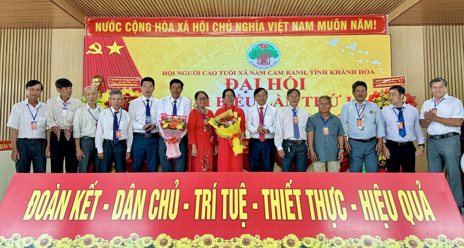 Ban Chấp hành Hội Người cao tuổi xã Nam Cam Ranh nhiệm kỳ 2026 - 2031 ra mắt đại hội.