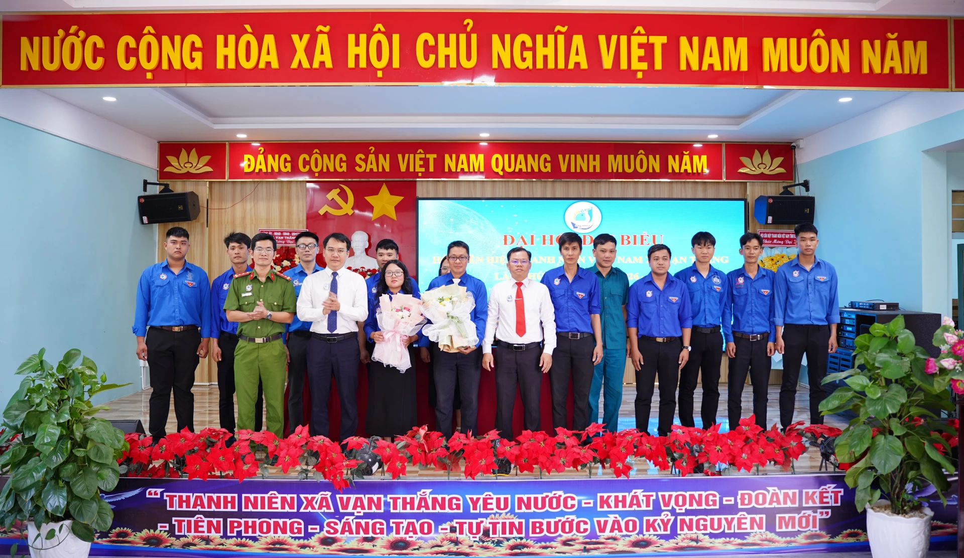 Lãnh đạo xã Vạn Thắng tặng hoa chúc mừng Ủy ban Hội Liên hiệp Thanh niên Việt Nam xã nhiệm kỳ 2026 - 2029.