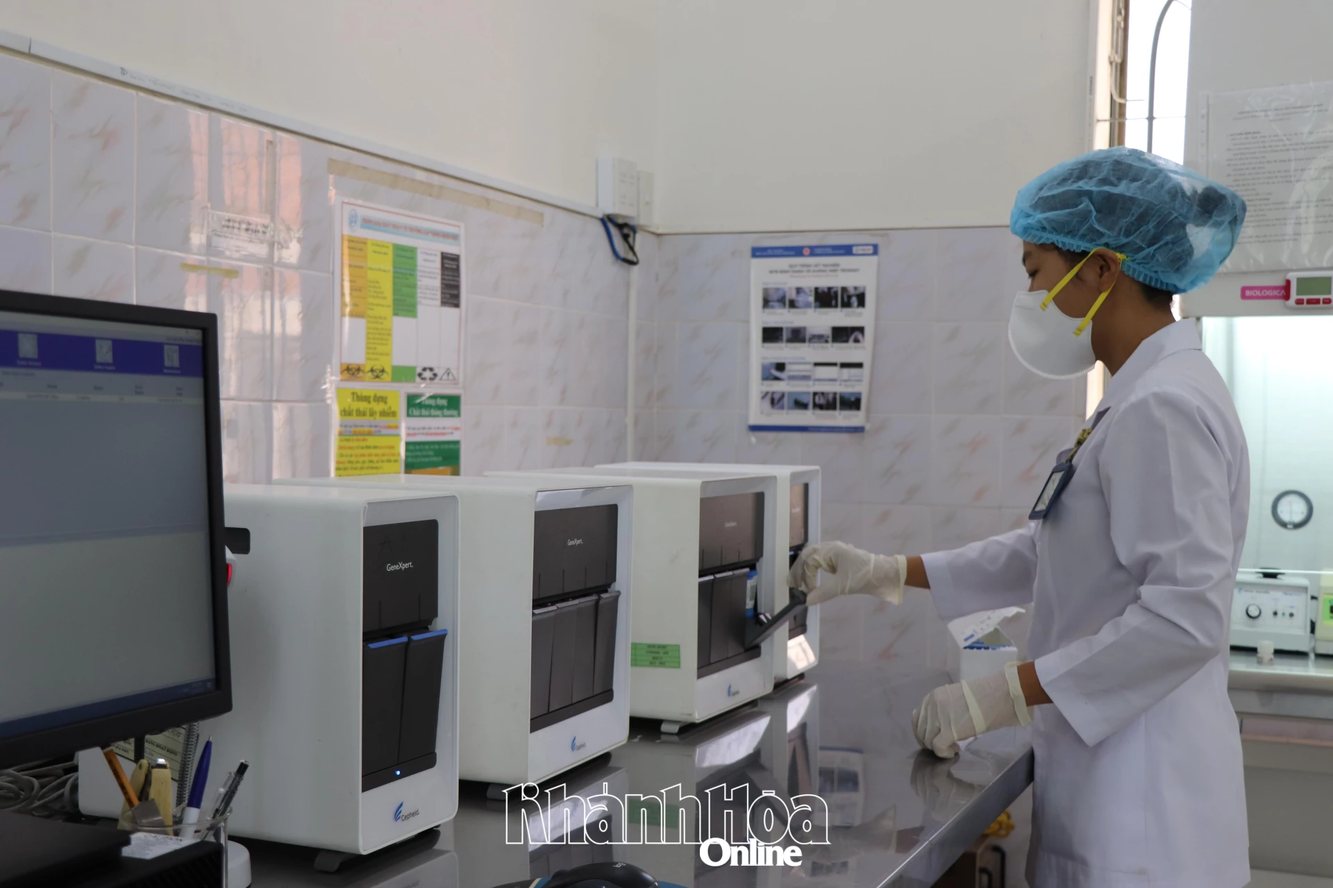 Cán bộ y tế Bệnh viện Phổi Khánh Hòa thực hiện công đoạn xét nghiệm sinh học phân tử GeneXpert phát hiện nhanh vi khuẩn lao và tình trạng kháng thuốc.