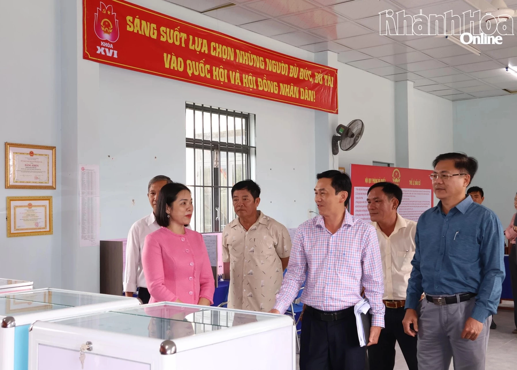 Đồng chí Trần Thu Mai kiểm tra Khu vực bỏ phiếu số 9, xã Suối Hiệp.