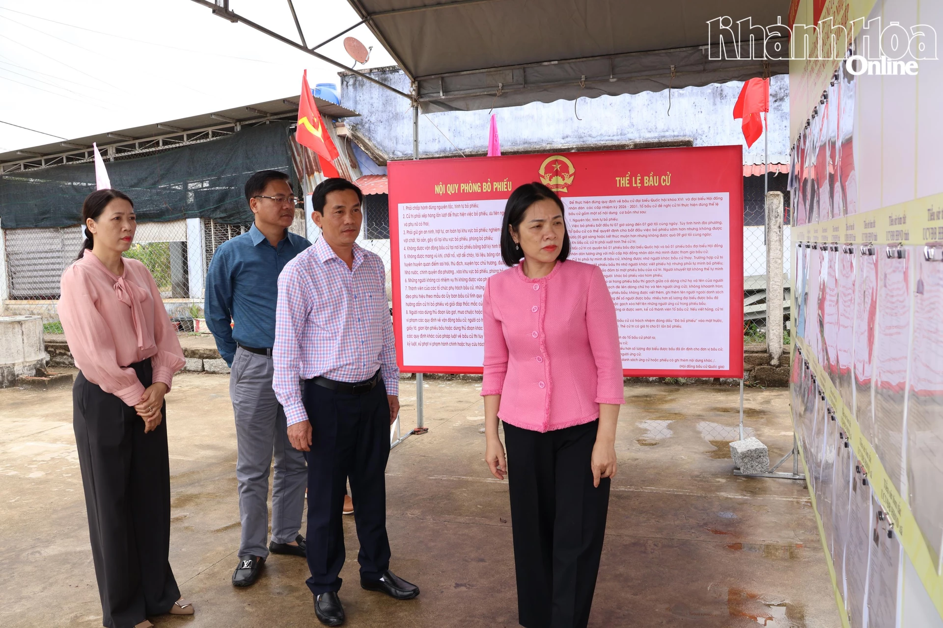 Đồng chí Trần Thu Mai kiểm tra điểm bầu cử tại thôn Nghiệp Thành, xã Suối Hiệp.