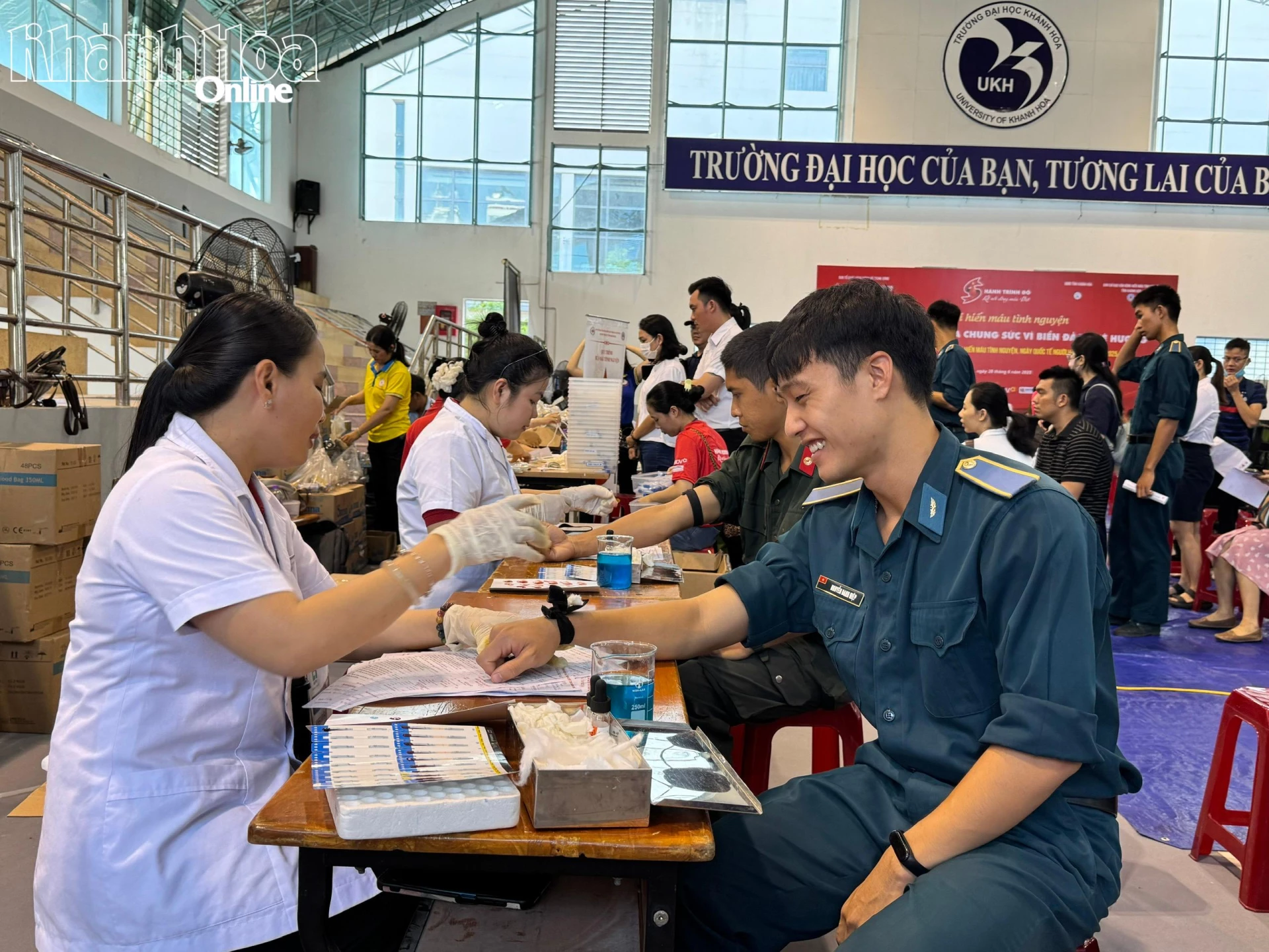 Người hiến máu lần đầu được xét nghiệm nhanh trước khi tham gia hiến máu tình nguyện.