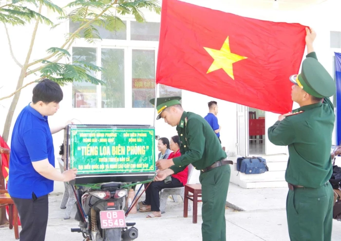 Đồn Biên phòng Đông Hải tuyên truyền bầu cử đến ngư dân