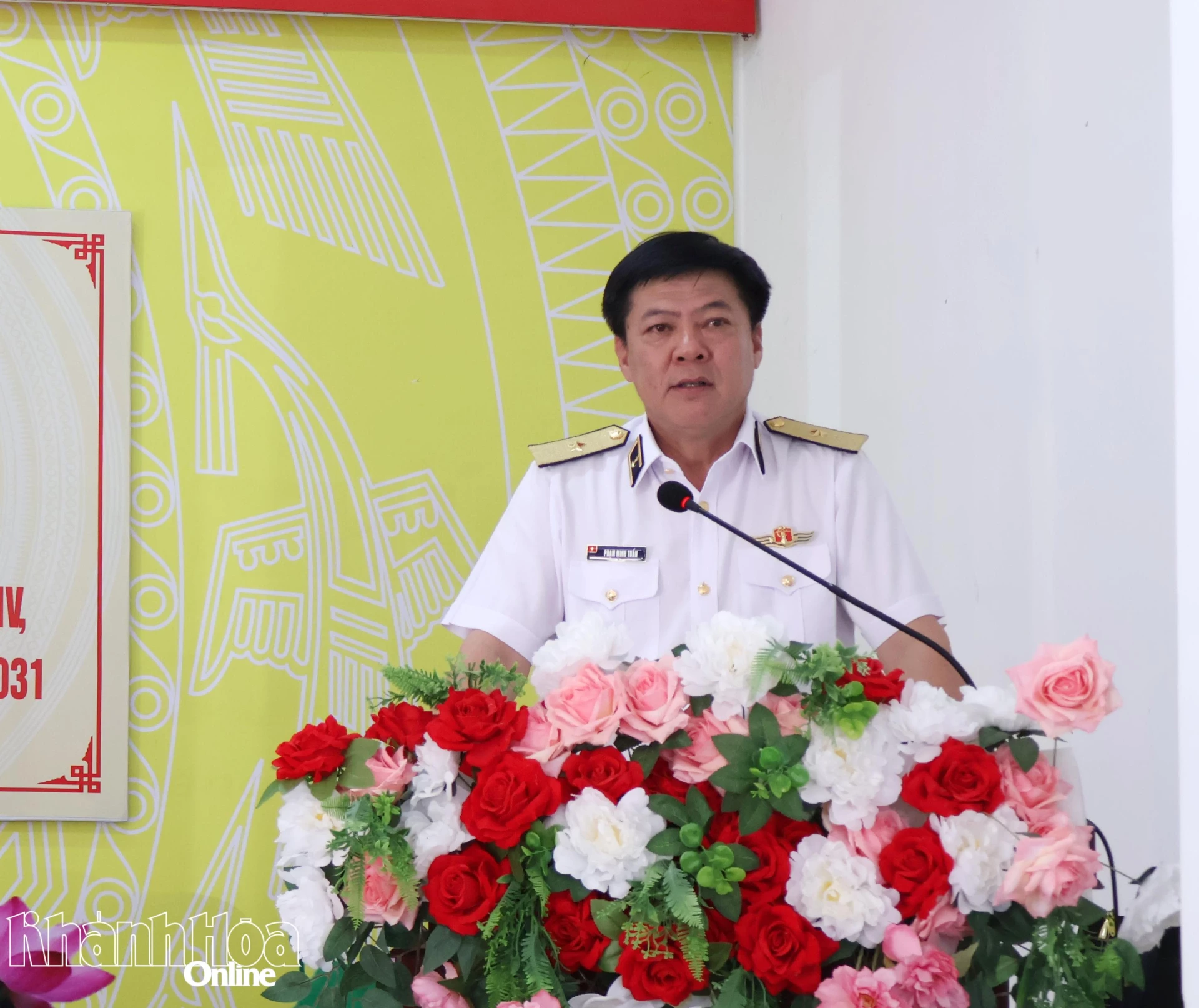 Ông Phạm Minh Tuấn  trình bày chương trình hành động.