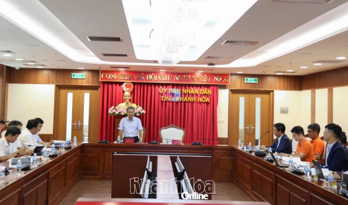 Phó Chủ tịch UBND tỉnh Trần Hòa Nam nghe Tập đoàn FPT báo cáo tình hình triển khai các dự án tại Khánh Hòa