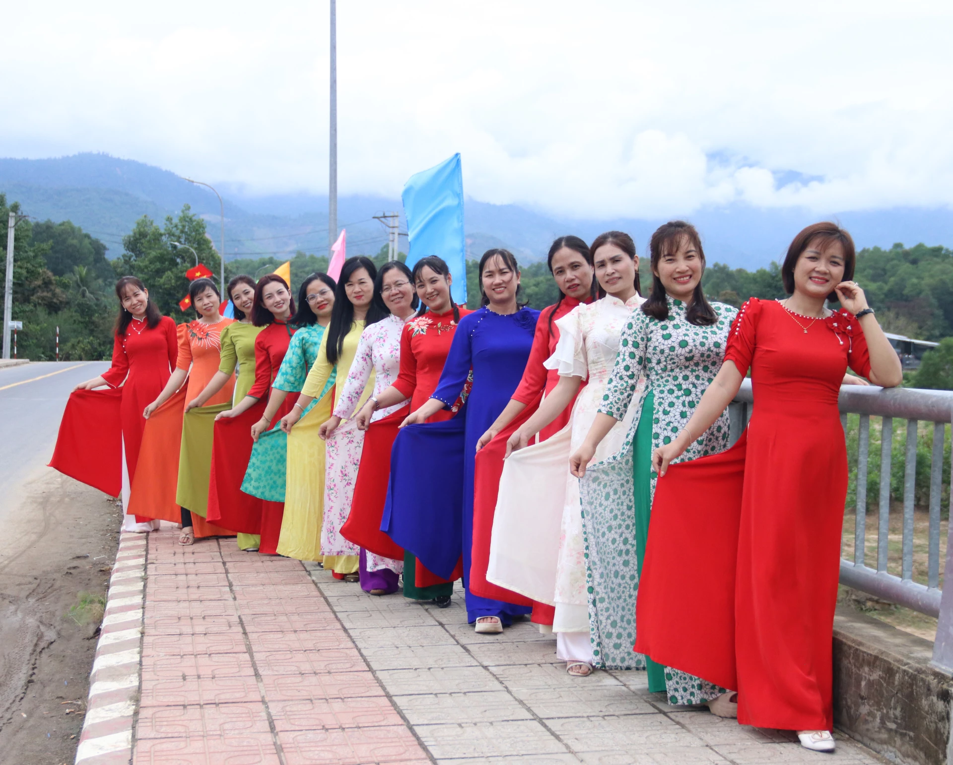 Các chị em duyên dáng trong tà áo dài.