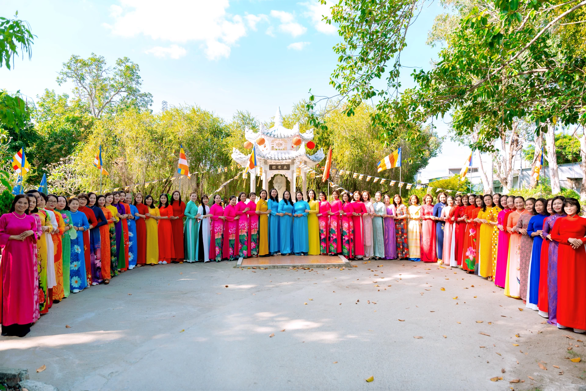 Các cán bộ, hội viên phụ nữ phường Nam Nha Trang chụp ảnh trong những tà áo dài rực rỡ sắc màu.