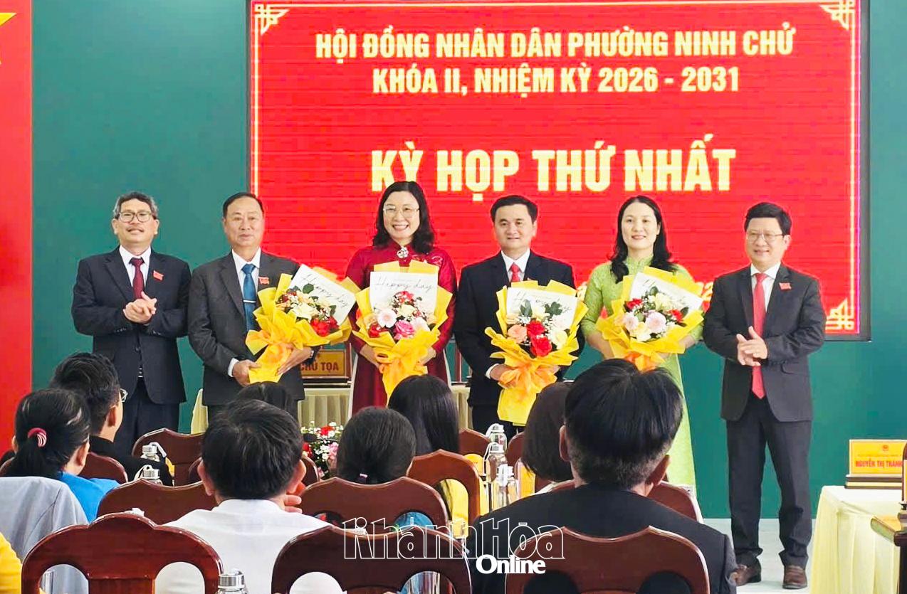 Lãnh đạo Đảng ủy, UBND phường Ninh Chử tặng hoa chúc mừng Chủ tịch, Phó Chủ tịch và trưởng 2 ban HĐND phường.