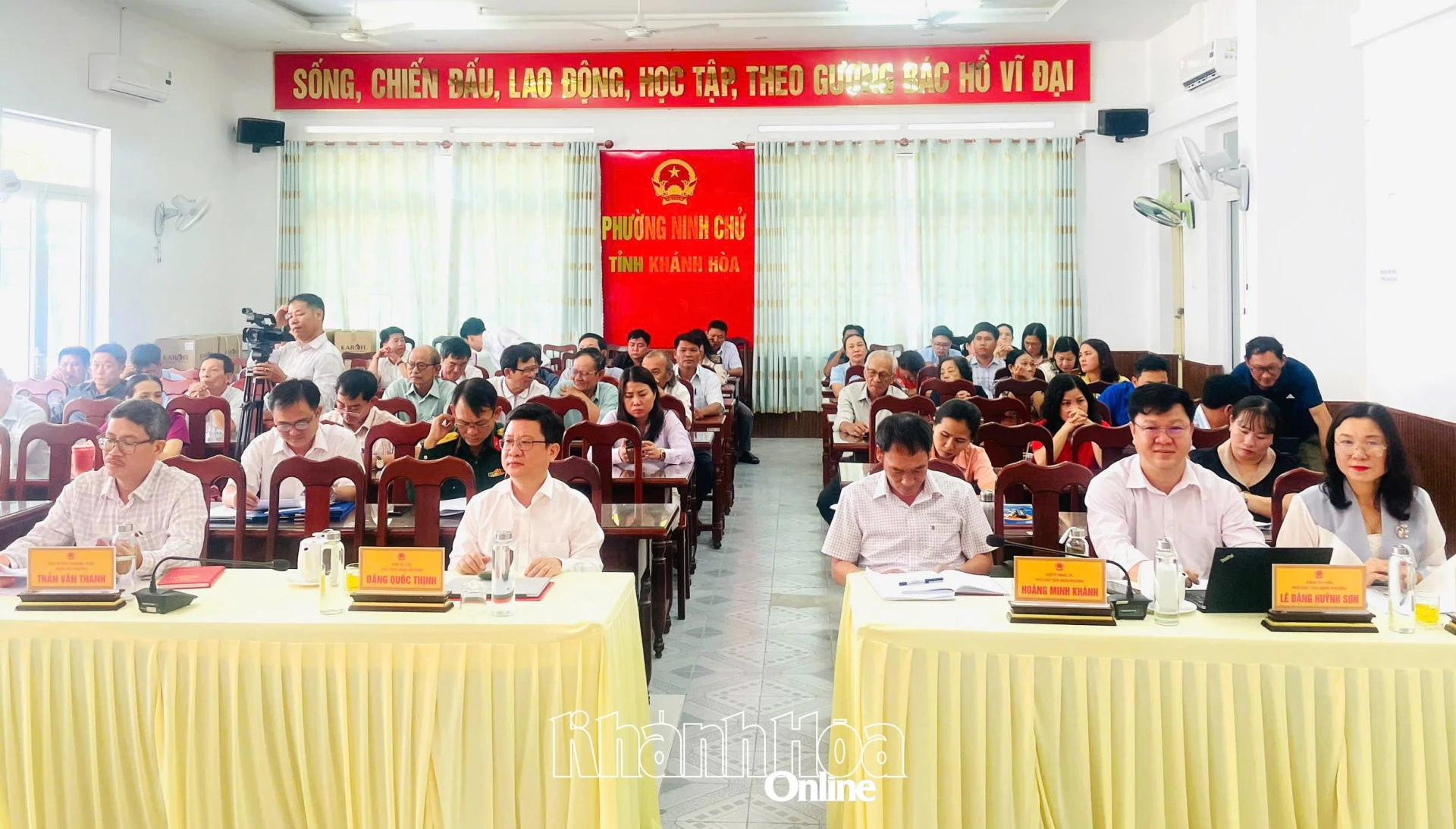 Các đại biểu dự hội nghị.