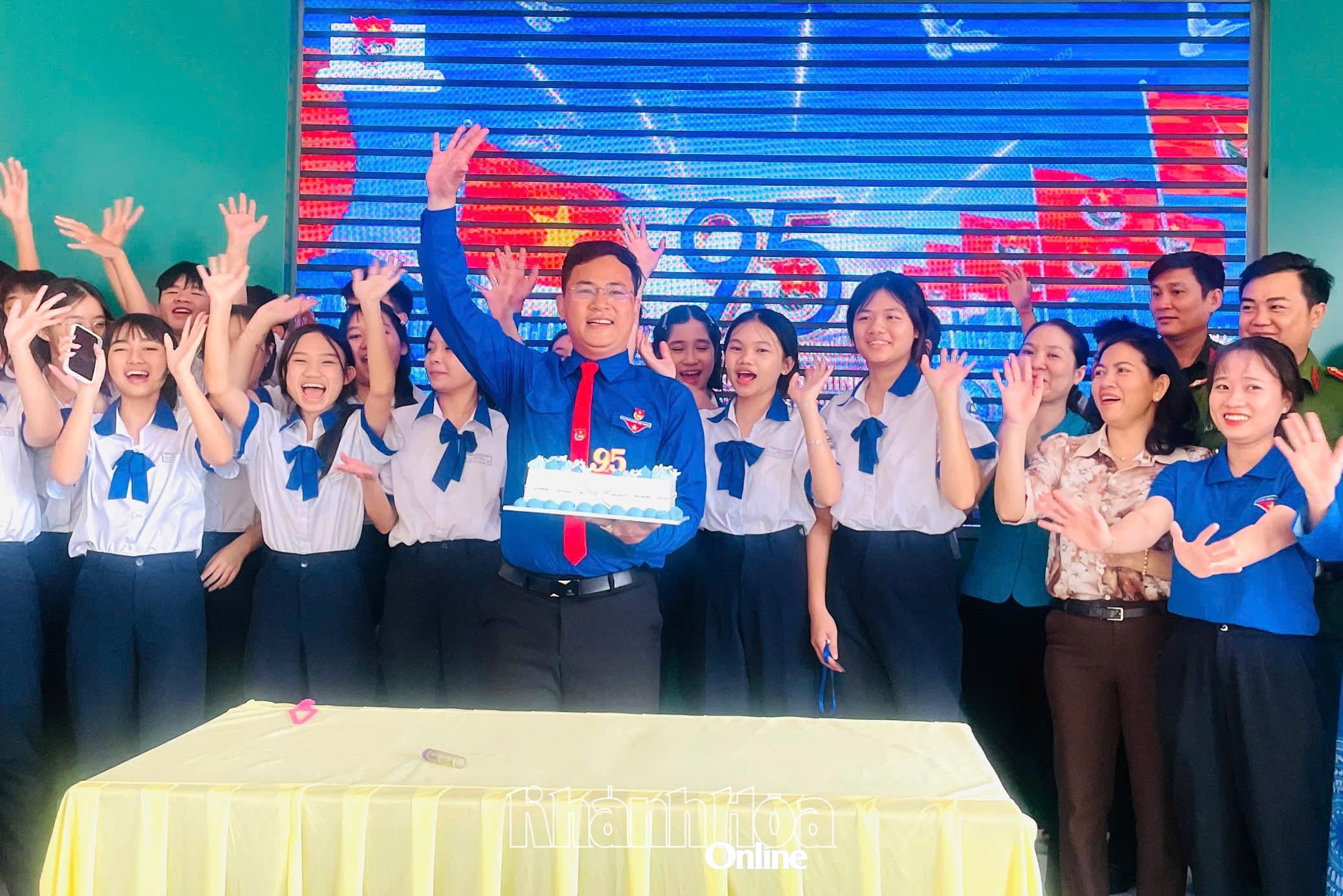 Cán bộ, đoàn viên, thanh niên phường Ninh Chử phấn khởi tham gia hội nghị kỷ niệm 95 năm Ngày thành lập Đoàn TNCS Hồ Chí Minh.