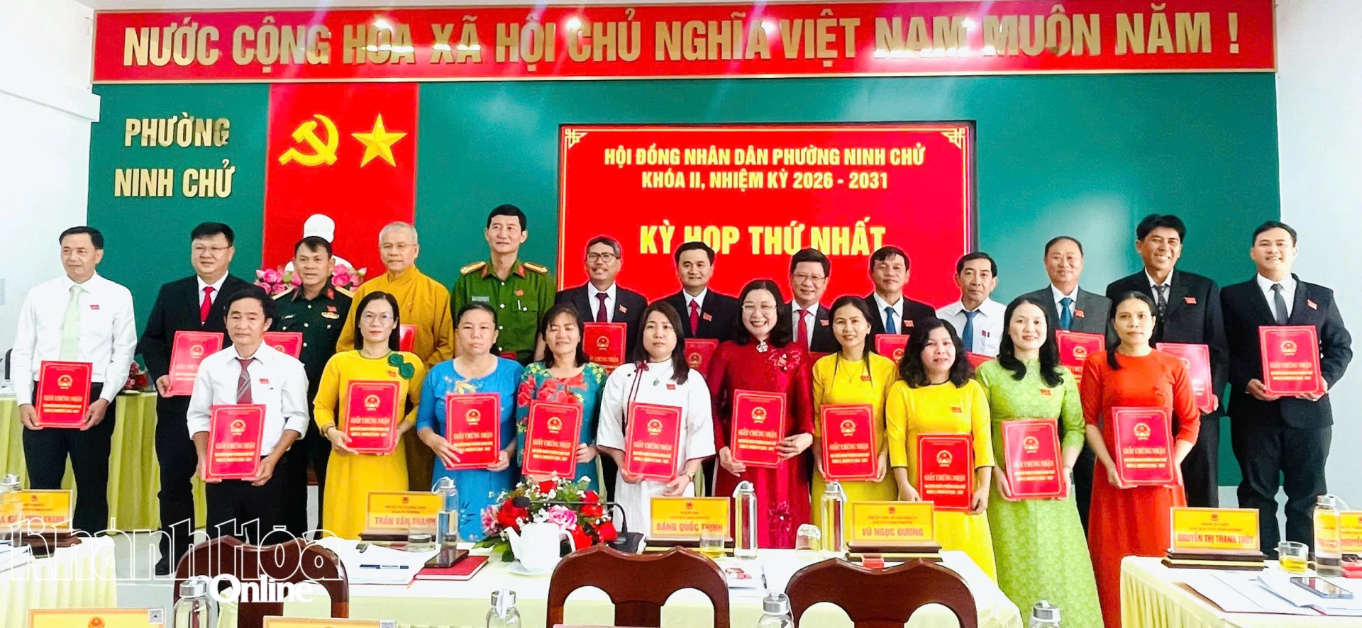 Ủy ban Bầu cử phường Ninh Chử trao chứng nhận đại biểu HĐND phường Ninh Chử khóa II, nhiệm kỳ 2026 - 2031.
