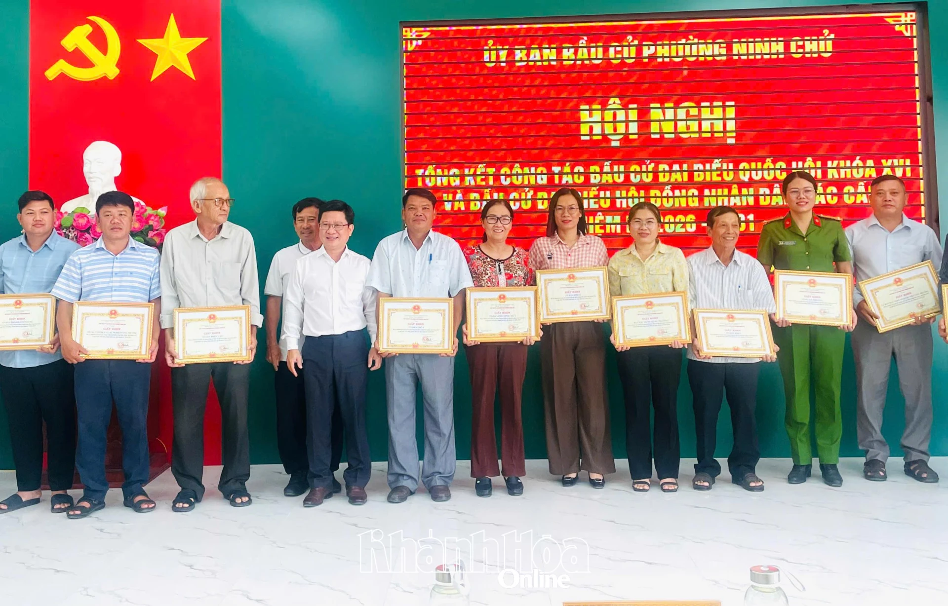 Lãnh đạo phường Ninh Chử trao giấy khen cho các tập thể.