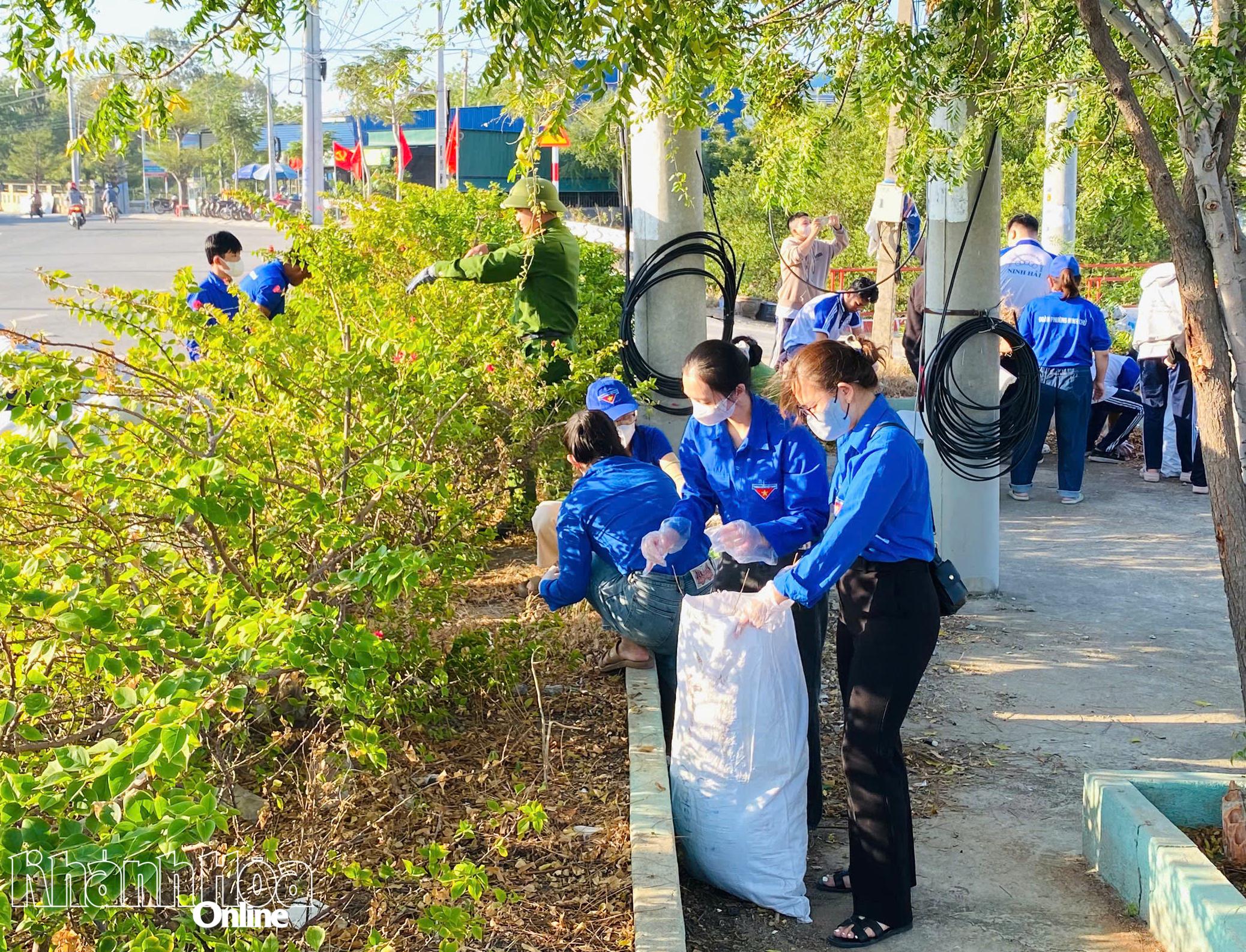 Đoàn viên, thanh niên thu gom rác thải.