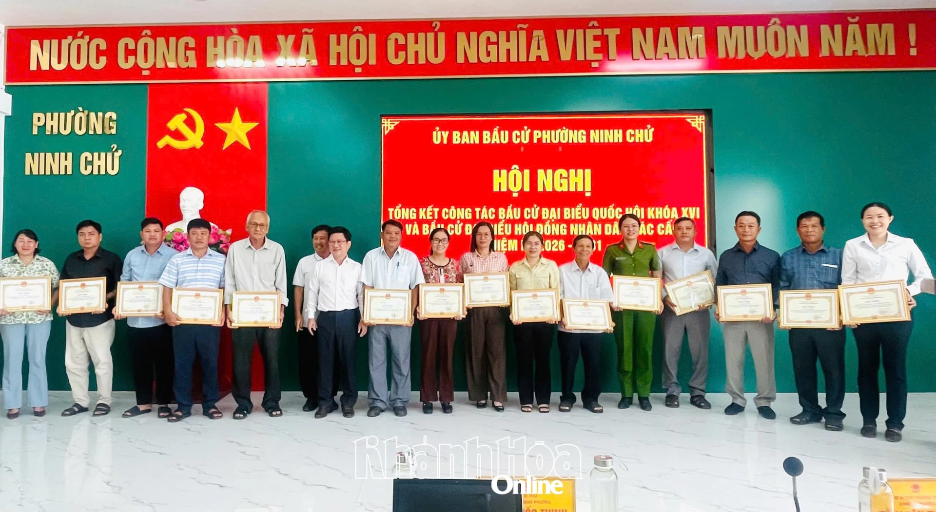 Lãnh đạo phường Bảo An trao giấy khen cho các cá nhân.