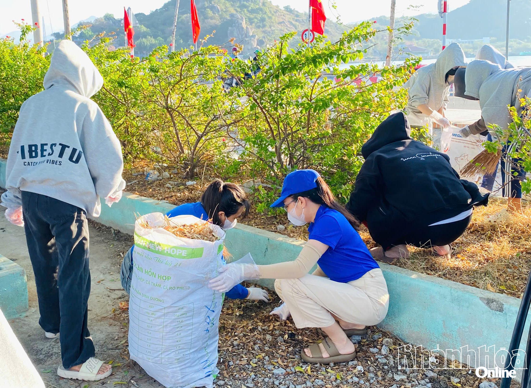 Đoàn viên, thanh niên thu gom rác thải.