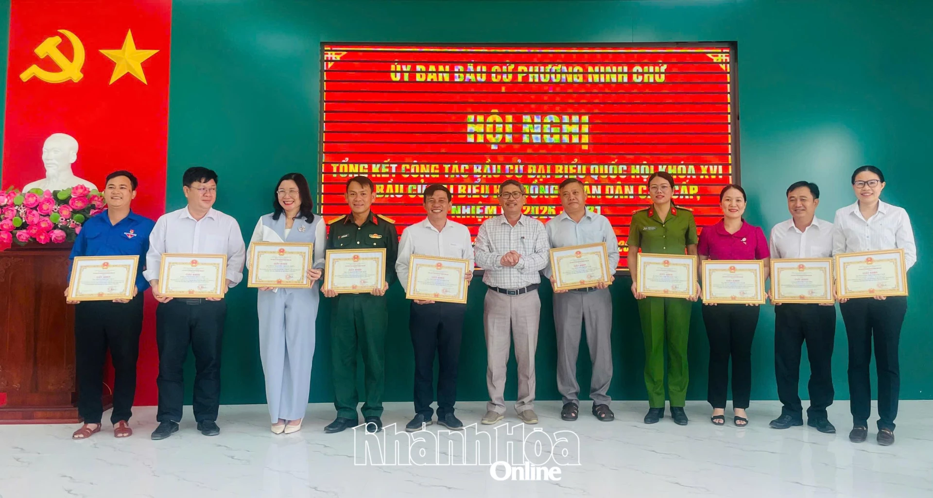 Lãnh đạo phường Ninh Chử trao giấy khen cho các tập thể.