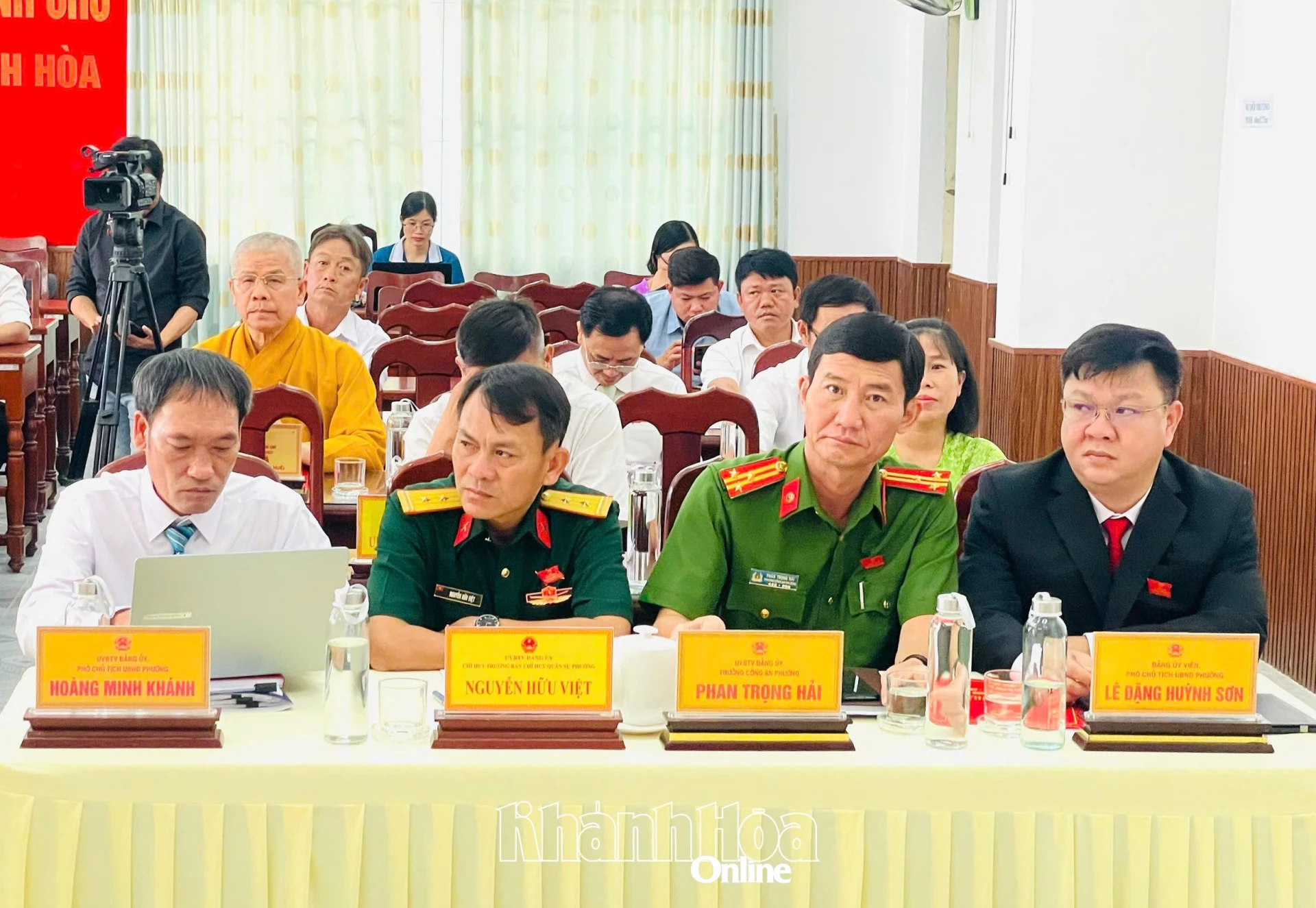 Các đại biểu dự kỳ họp.