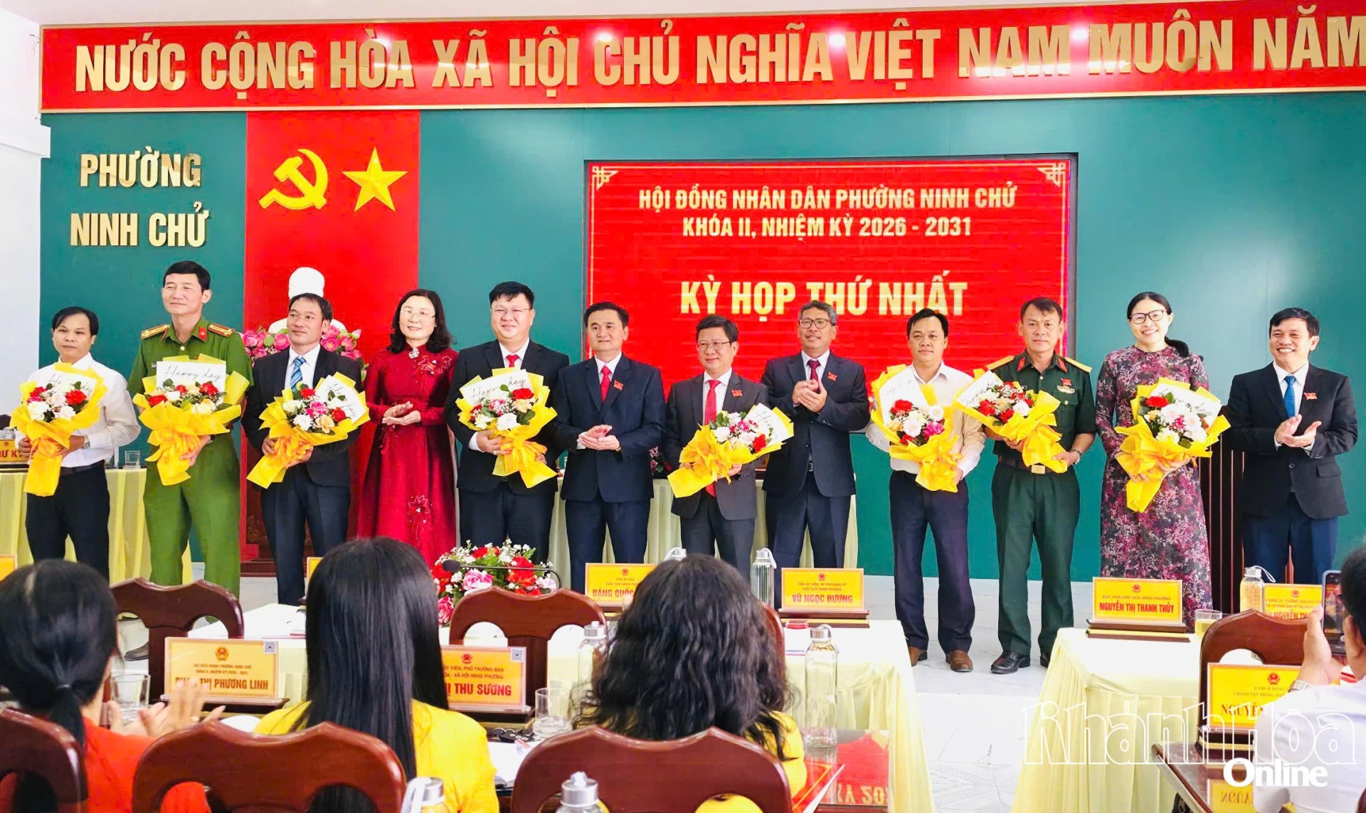 Lãnh đạo Đảng ủy phường Ninh Chử tặng hoa chúc mừng Chủ tịch, các Phó Chủ tịch và Ủy viên UBND khóa II, nhiệm kỳ 2026-2031.