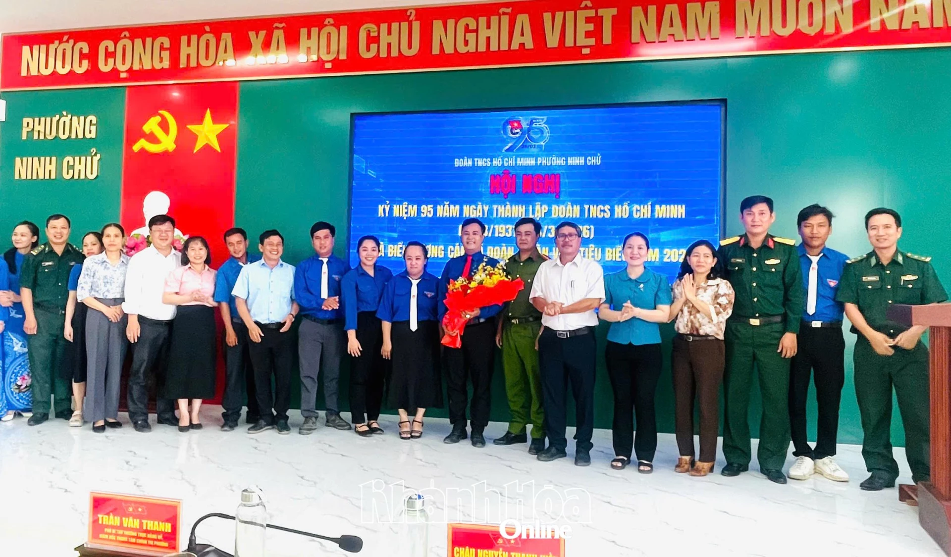 Lãnh đạo phường Ninh Chử tặng hoa chúc mừng Đoàn phường.