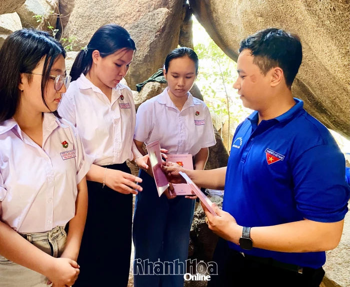 Đoàn phường Ninh Chử tổ chức hành trình về nguồn tại Di tích lịch sử núi Cà Đú