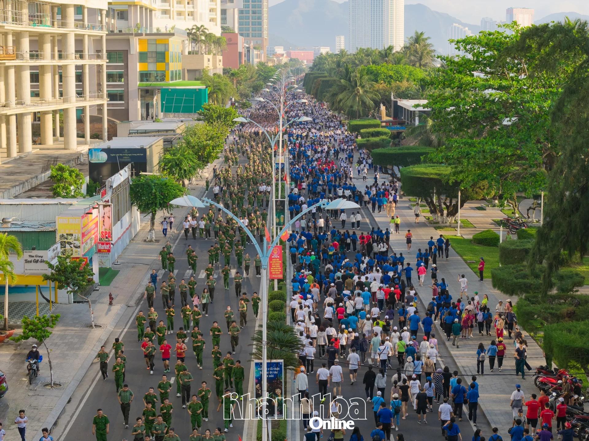 Người dân tham gia Ngày chạy Olympic Vì sức khỏe toàn dân - Vì an ninh Tổ quốc. Ảnh: VƯƠNG MẠNH CƯỜNG