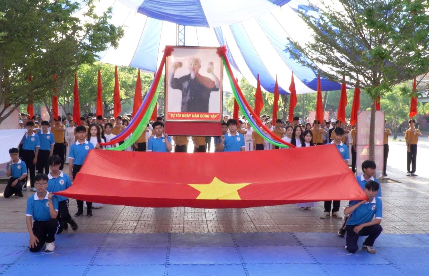 Quang cảnh khai mạc.