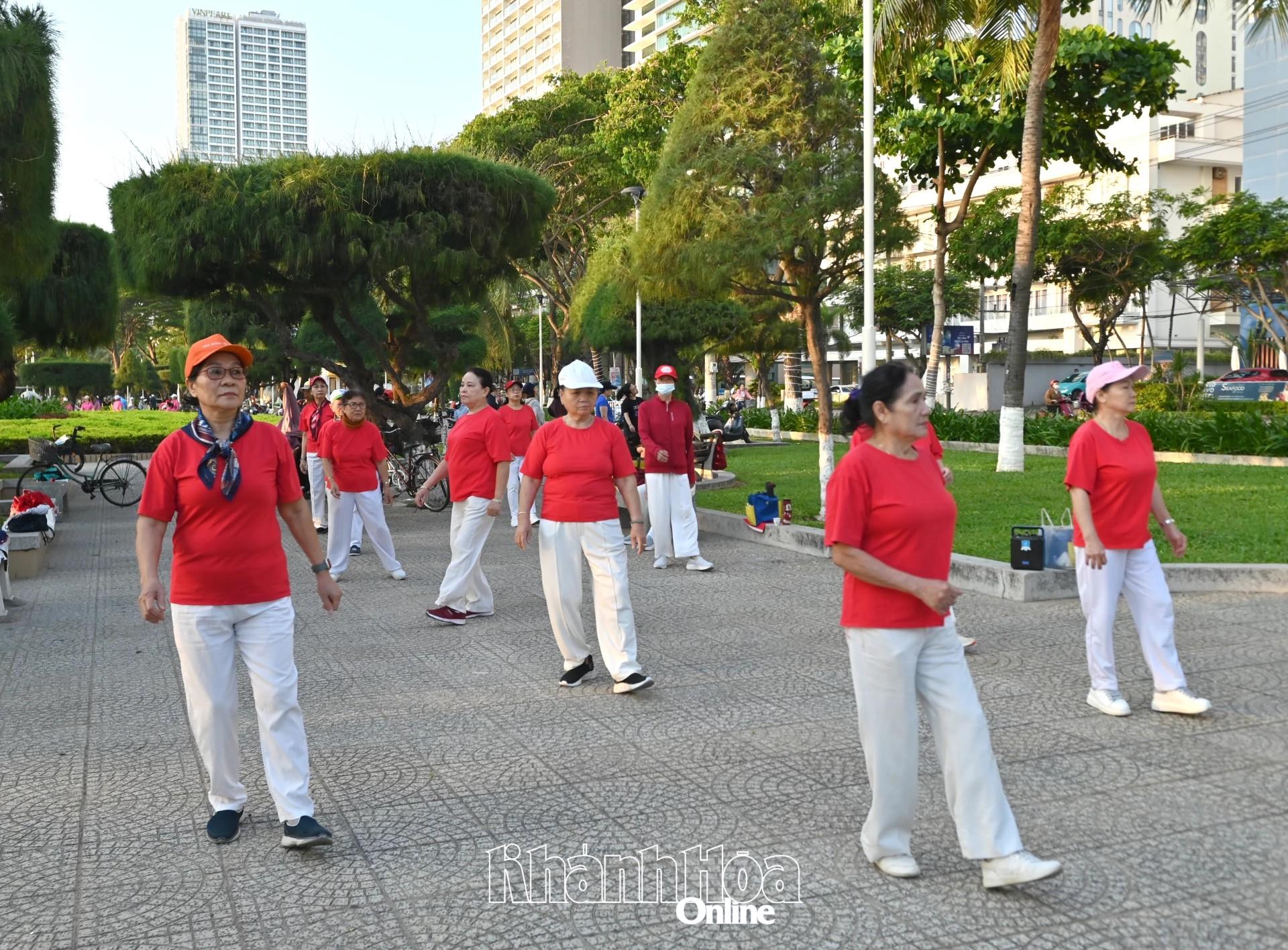 Người dân tập thể dục dưỡng sinh.