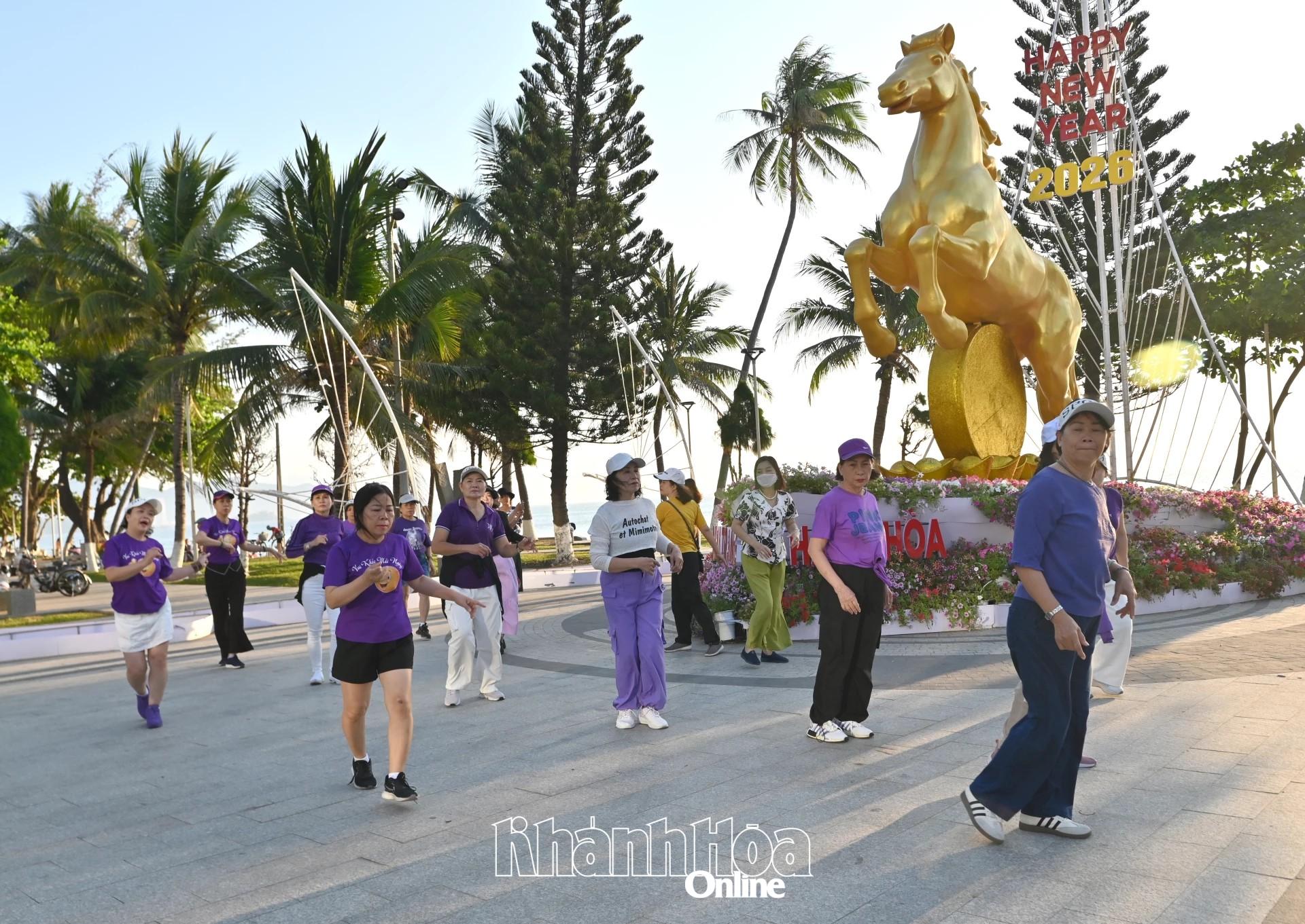 Nhảy zumba buổi sáng.