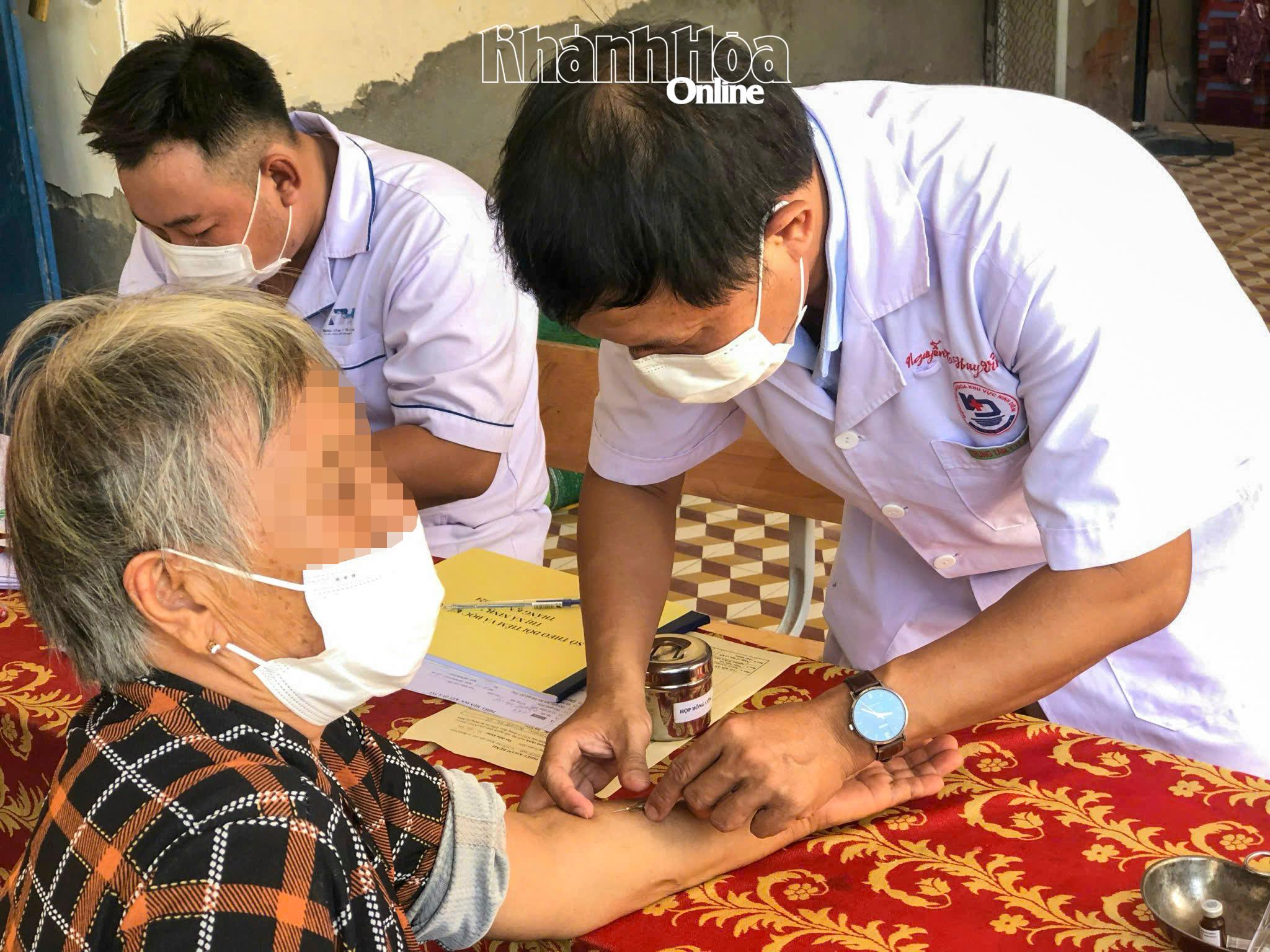 Cán bộ y tế khám sàng lọc lao tại cộng đồng cho người dân khu vực Ninh Hòa. 