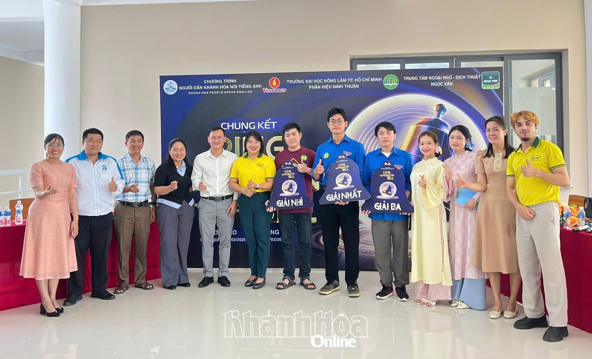 Ban Tổ chức và các thí sinh đoạt giải chụp hình lưu niệm. 