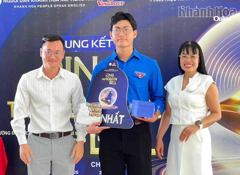 Ban Tổ chức trao giải nhất cho thí sinh Lê Nguyễn Phương Nam