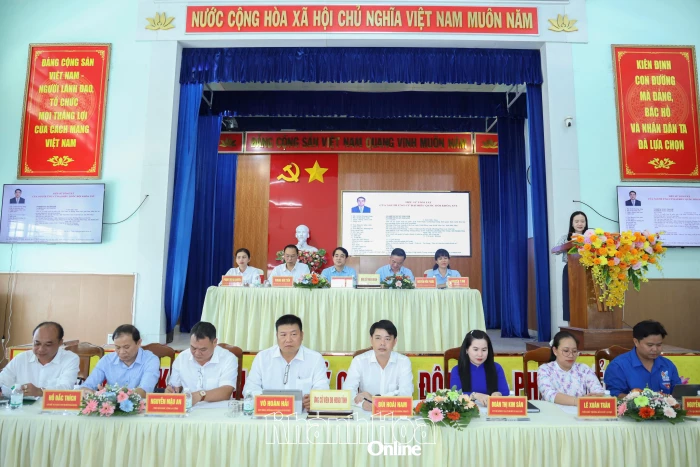 Bí thư Tỉnh ủy Nghiêm Xuân Thành và những người ứng cử đại biểu Quốc hội, đại biểu HĐND tỉnh tiếp xúc cử tri xã Vạn Hưng