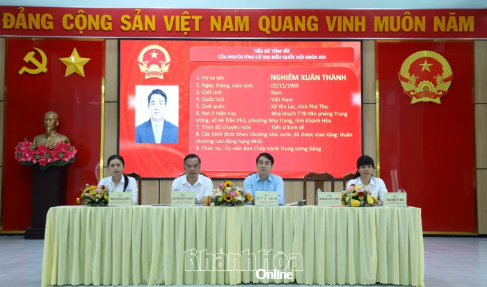 Bí thư Tỉnh ủy Nghiêm Xuân Thành và những người ứng cử đại biểu Quốc hội khóa XVI tiếp xúc cử tri phường Hòa Thắng