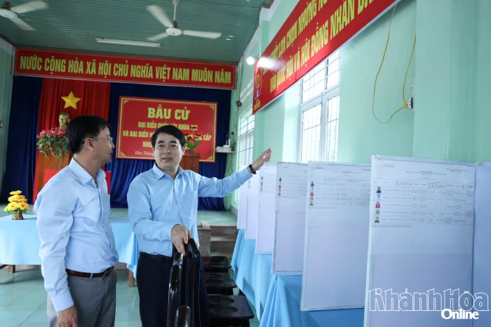 Bí thư Tỉnh ủy Nghiêm Xuân Thành kiểm tra công tác chuẩn bị bầu cử tại phường Hòa Thắng