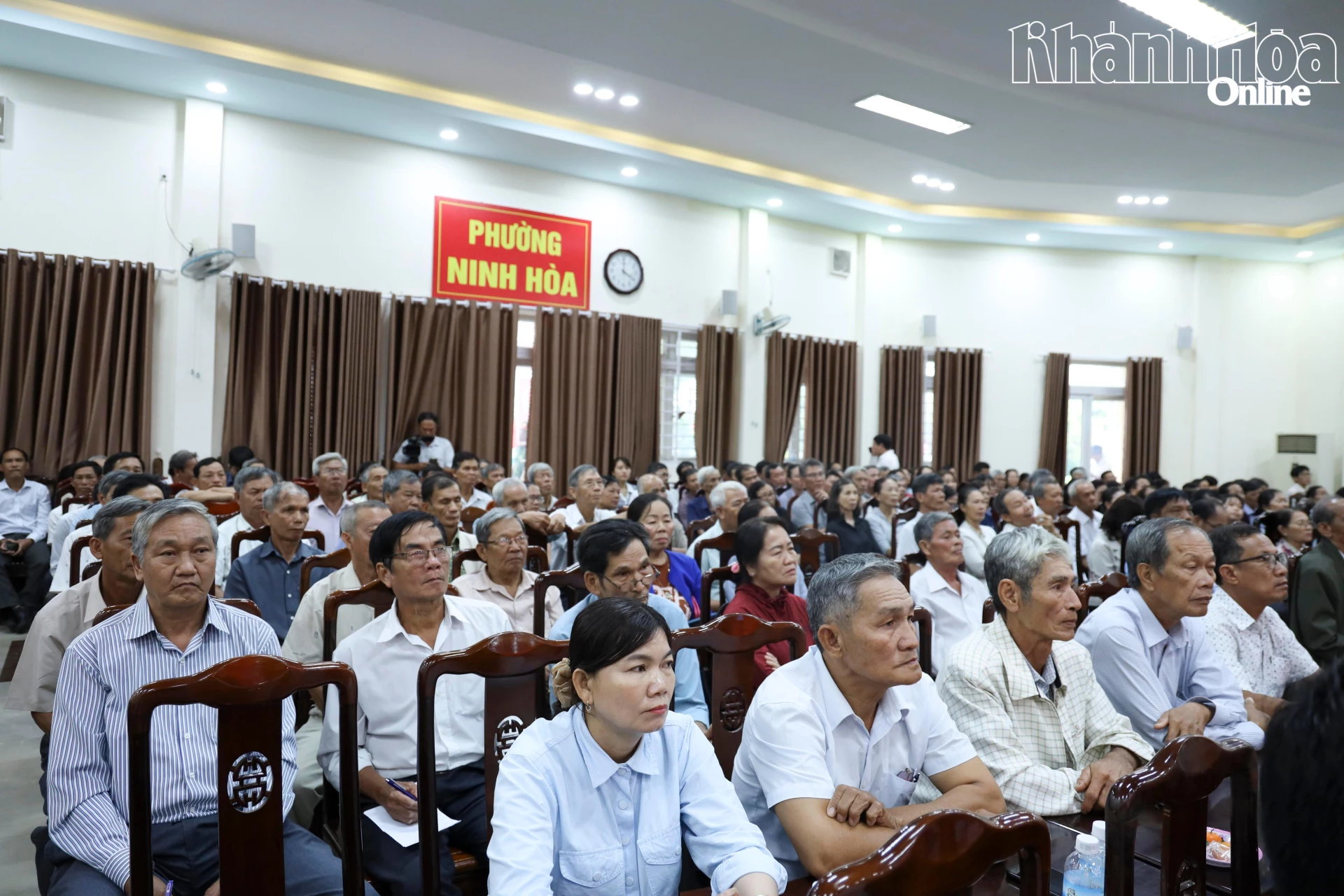 Đông đảo cử tri phường Ninh Hòa tham dự hội nghị.