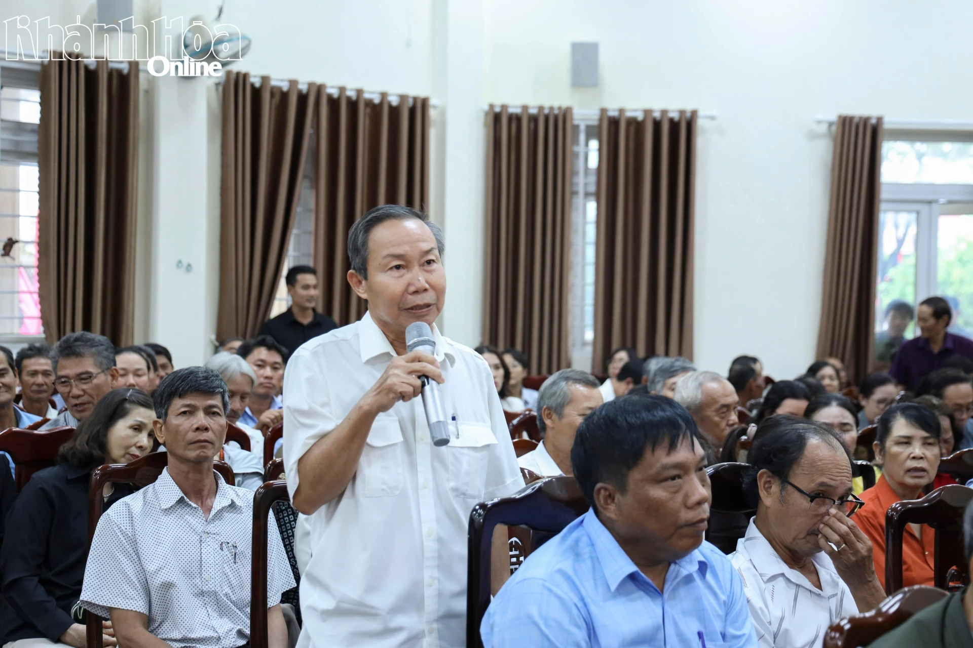 Cử tri phường Ninh Hòa nêu ý kiến tại hội nghị.