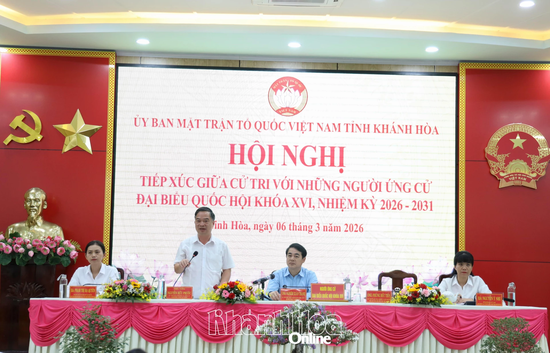 Thiếu tướng Nguyễn Hữu Phước trao đổi một số thông tin cử tri quan tâm.