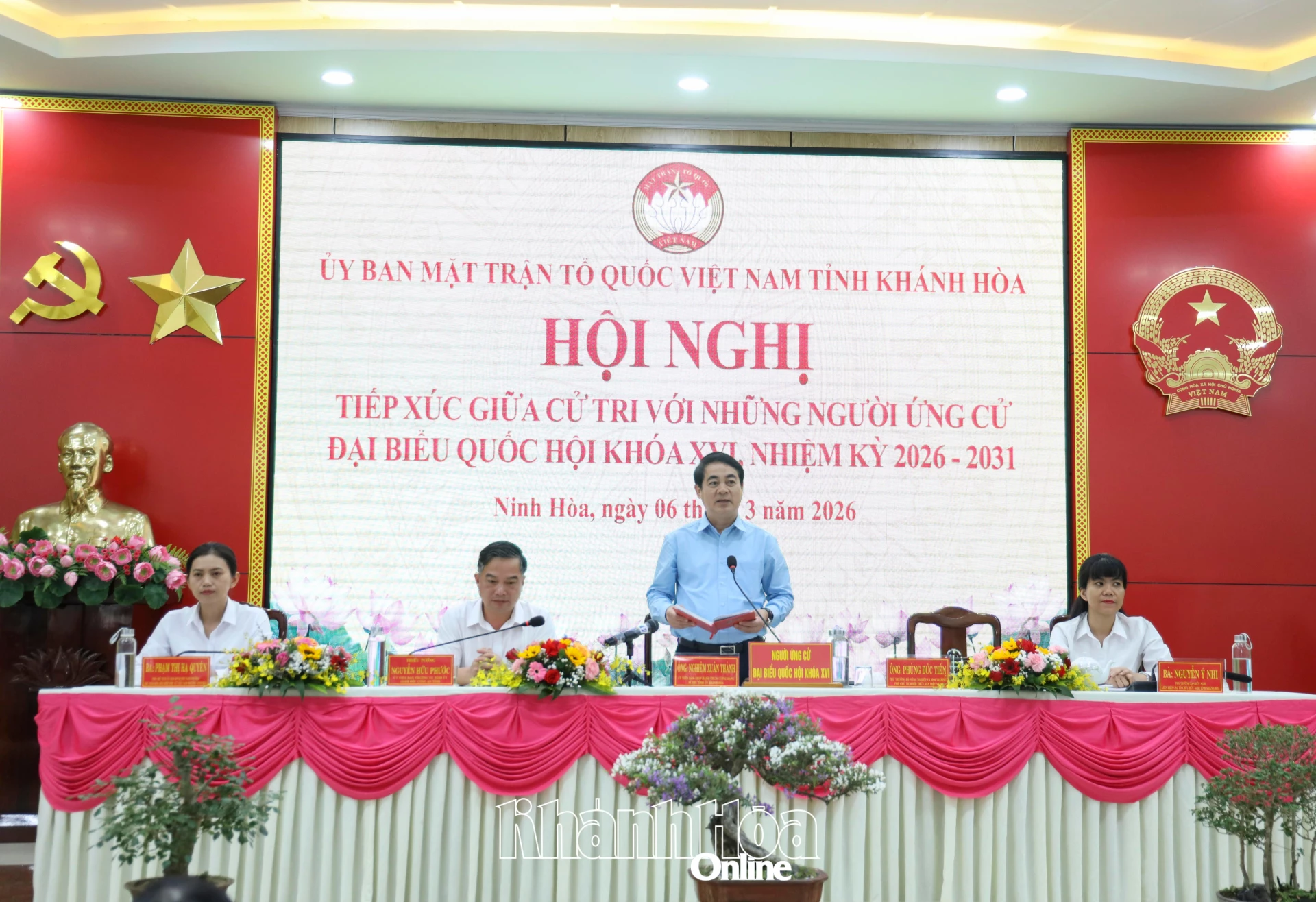 Bí thư Tỉnh ủy Nghiêm Xuân Thành trao đổi một số vấn đề cử tri quan tâm.