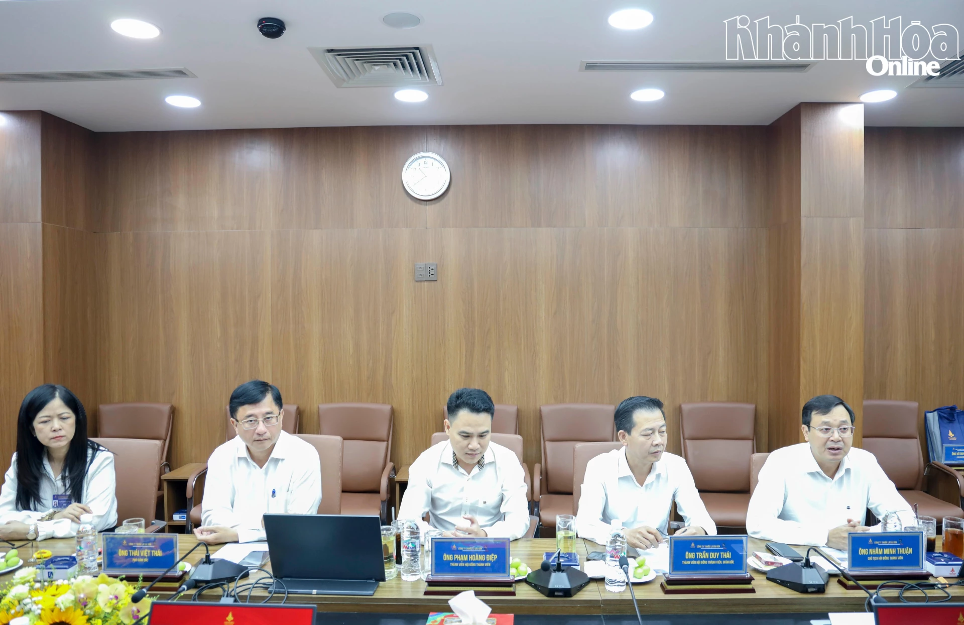 Lãnh đạo Công ty TNHH Một thành viên Thuốc lá Sài Gòn thông tin một số nội dung tại buổi làm việc.